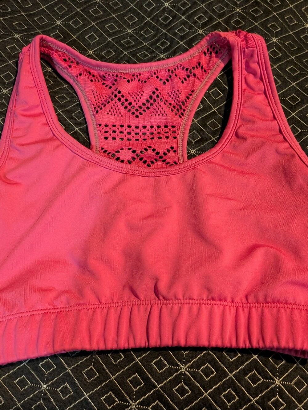 Seamless Lace-Back Sports Bra in Vibrant Pink